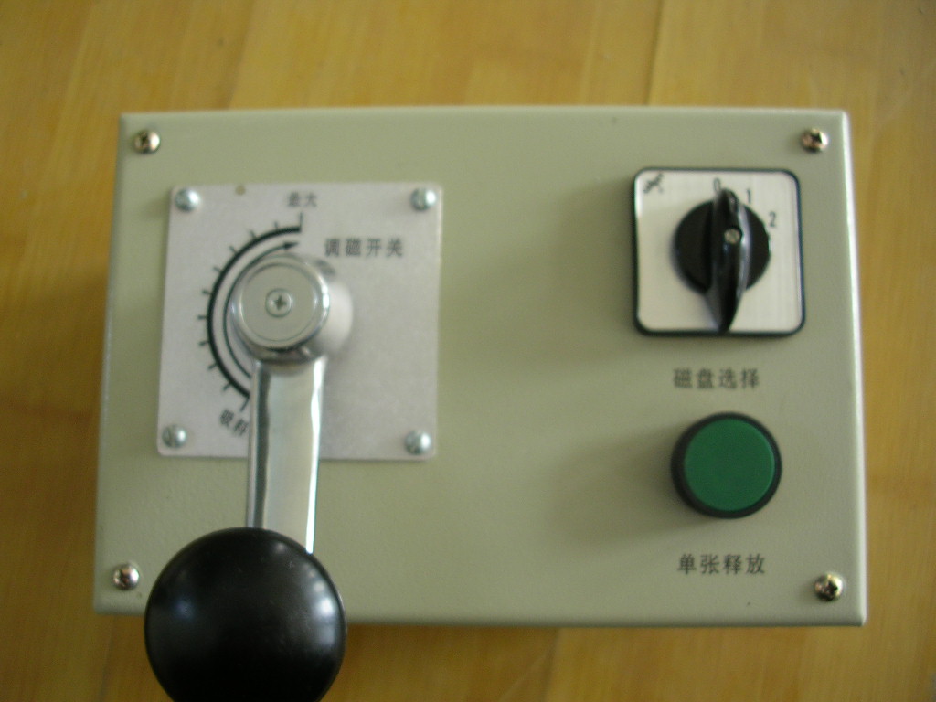 操作臺(tái)（調(diào)磁開關(guān)、分控開關(guān)和勵(lì)磁指示燈